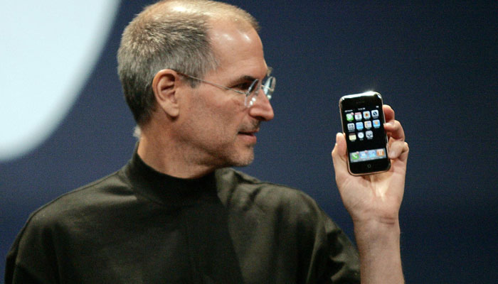 اسٹیو جابز 2007 میں پہلے آئی فون کو دکھا رہے ہیں / رائٹرز فوٹو