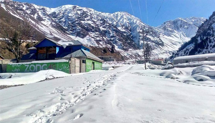 فطرتی حسن سے مالامال آزاد کشمیر کی وادی نیلم اور وادی گریز میں موسم سرما کی پہلی برفباری کا آغاز ہوگیا — فوٹو: فائل