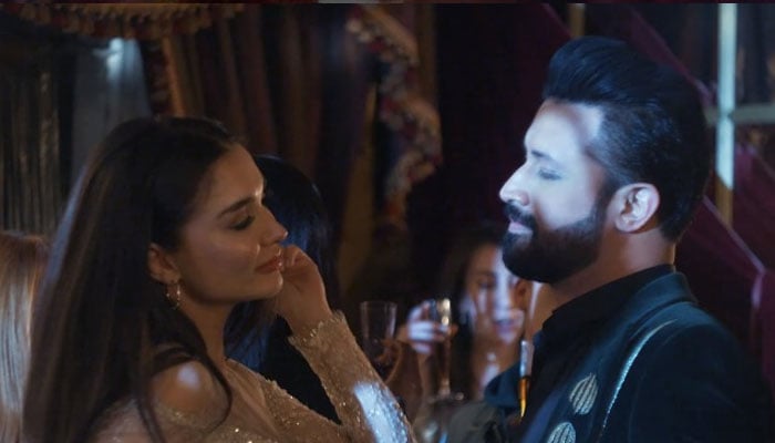 British actress and model Amy Jackson is also featured in this song based on Punjabi and English language along with Atif Aslam.-Photo: Screen Grab