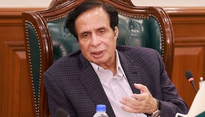 پرویز الٰہی کی یہ ملاقات بیدیاں روڈ پر ایک تقریب کے دوران ہوئی جس میں عمران خان کی تقاریر بھی زیر بحث آئی— فوٹو: فائل