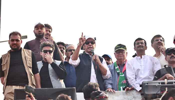 آپ نے بند کمروں میں کبھی چور ہونے کا فیصلہ کیا اور کبھی پاک کر دیا، پاکستانی قوم بھیڑ، بکریاں، گائے نہیں، ہم انسان ہیں: چیئرمین پی ٹی آئی۔ فوٹو پی ٹی آئی