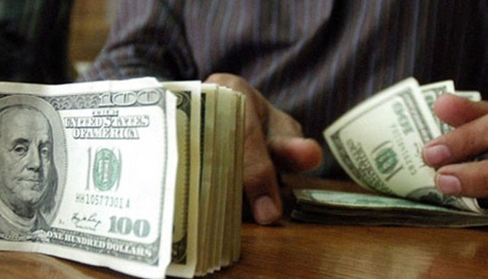 اسٹیٹ بینک آف پاکستان کی جانب سے جاری اعداد و شمار کے مطابق انٹربینک میں ڈالر 78 پیسے مہنگا ہوا— فوٹو: فائل