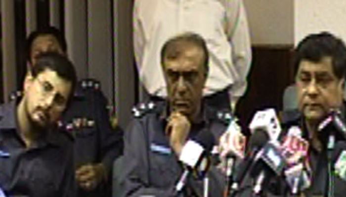 پریس کانفرنس میں نیاز صدیقی کے دائیں اور بائیں جانب لیاری ٹاسک فورس کے افسران بھی بیٹھے تھے—فوٹو: اسکرین گریب
