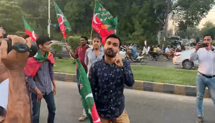 اس واقعے کے خلاف کراچی میں پاکستان تحریک انصاف کی جانب سے دھرنا اور احتجاج شروع کردیا گیا ہے— فوٹوـ اسکرین گریب