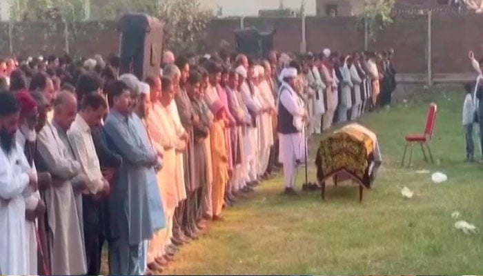نماز جنازہ میں شہریوں اور پی ٹی آئی کارکنان نے بڑی تعداد میں شرکت کی اور انصاف کا مطالبہ کیا/ اسکرین گریب