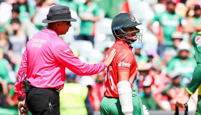 زمبابوے سے تعلق رکھنے والے ٹی وی امپائر لینگٹن روزیری کے فیصلے کو سوشل میڈیا پر تنقید کا نشانہ بنایا جا رہا ہے۔ فوٹو کرک انفو