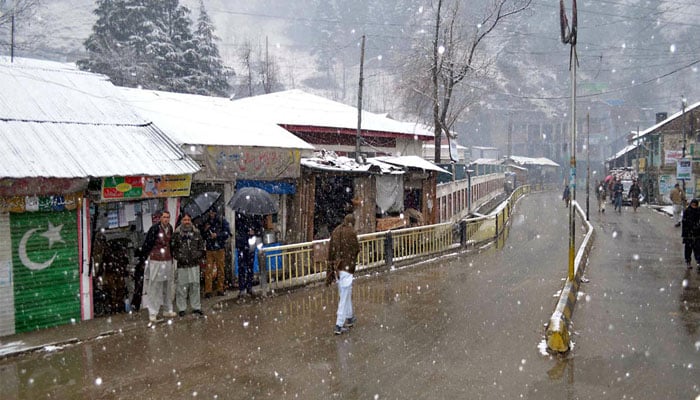 بارش سے شمالی علاقہ جات اور اسلام آباد راولپنڈی میں خنکی بڑھ گئی—فوٹو: فائل