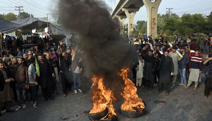 مختلف علاقوں میں ٹریفک جام میں ایمبولینسز بھی پھنسی ہوئی ہیں، 2 بجے بیٹی کو اسکول سےچھٹی ہوتی ہےابھی تک ٹریفک میں پھنسی ہے، ماں کی التجا— فوٹو: آن لائن