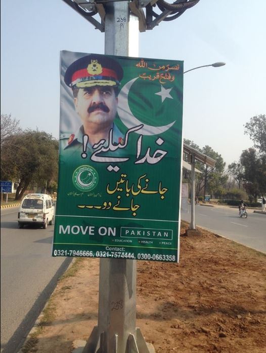 اصل پوسٹرز 2016 میں لگائے گئے تھے اور ان میں جنرل راحیل شریف کی تصویر تھی— (تصویر بشکریہ اے ایف پی)