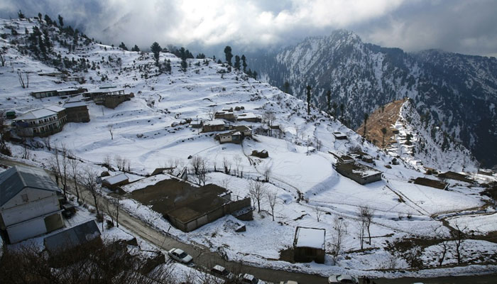 سوات مالم جبہ کے علاوہ گلگت بلتستان کے ضلع غذر سمیت بالائی علاقوں میں بھی برفباری ہوئی جس سے سردی کی شدت بڑھ گئی ہے/ فائل فوٹو