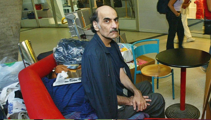 مہران کریمی نصیری 18 برس سے فرانس کے دارالحکومت پیرس کے چارلس ڈی گال ائیرپورٹ کے ایک چھوٹے سے حصے میں مقیم رہے/ فوٹو سوشل میڈیا