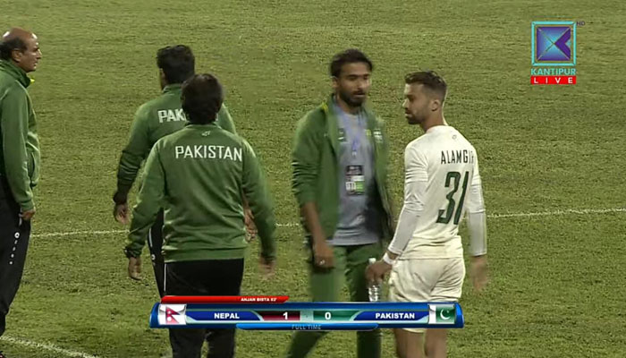 پاکستان فٹبال ٹیم کی قیادت حسن بشیر نے کی جبکہ محمد عمر حیات نائب کپتان تھے۔ میچ میں پاکستان کی ٹیم کوئی گول نہ کرسکی— فوٹو: اسکرین گریب
