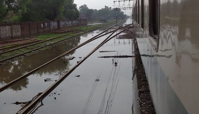 پانی کی کمی کے بعد ٹریک کی بحالی کا کام شروع کیا جائے گا: ریلوے ذرائع/ فائل فوٹو