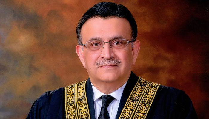 احتجاج کا حق لامحدود نہیں، آئینی حدود سے مشروط ہے، اگر واضح طور پر آئینی خلاف ورزی کا خطرہ ہو تو عدلیہ مداخلت کرے گی: جسٹس عمر عطا بندیال/ فائل فوٹو