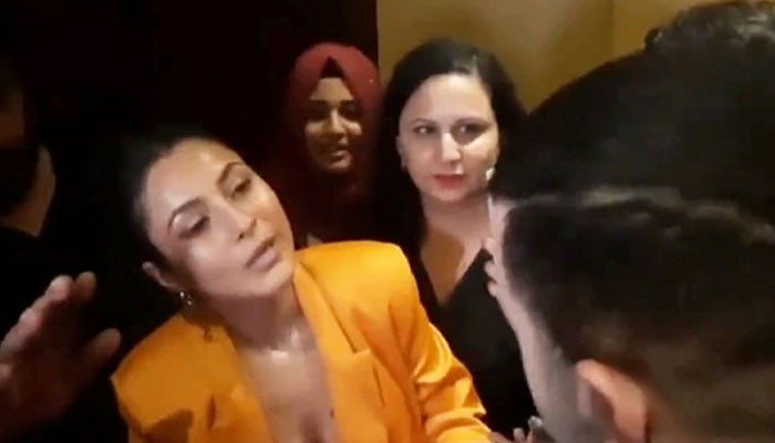 بھارتی اداکارہ شہناز گل ان دنوں ایک تقریب میں شرکت کیلئے دبئی میں ہیں جہاں ان کی اپنے ہی باڈی گارڈ کے ساتھ ہونے والی بحث کی ویڈیو وائرل ہو رہی ہے— فوٹو: اسکرین گریب