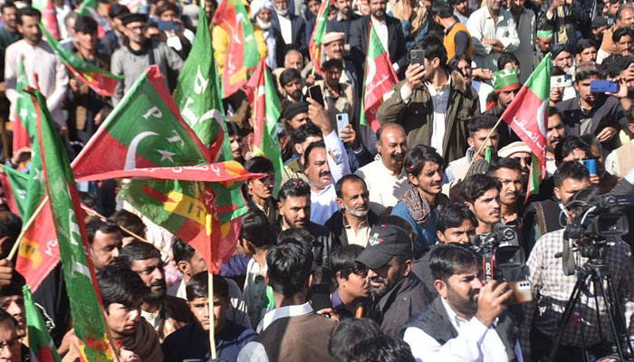 سابق وزیراعظم عمران خان دھرنے کی قیادت کرینگے: پی ٹی آئی کی درخواست— فوٹو:فائل