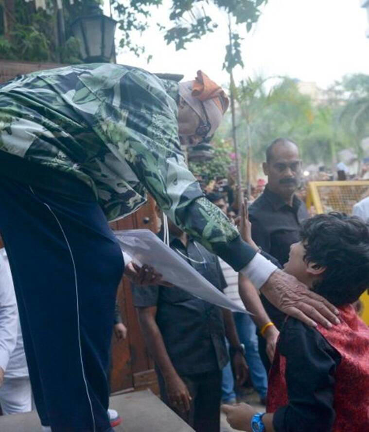 On this Sunday too, Amitabh Bachchan came to meet his loved ones outside the 'Jalsa', strict security arrangements were made on this occasion, but a young child broke the security fence and fell at Amitabh Bachchan's feet - Photo: Social Media