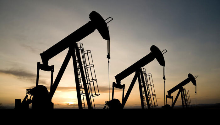 سعودی وزیر توانائی عبدالعزیز بن سلمان نے کہا کہ اوپیک اجلاس میں تیل کی پیداوار میں اضافے پر بات نہیں کر رہے—فوٹو: فائل