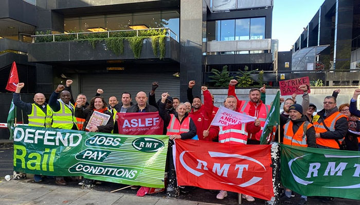 ریل یونین کی جانب سے ہڑتال ملازمتوں کے تحفظ اور تنخواہ، کام کےحالات بہتر بنانے سمیت دیگر مطالبات کی منظوری کے لیے کی جارہی ہے/  فائل فوتو
