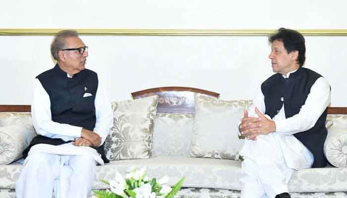 صدر عارف علوی اور عمران خان کی ملاقات میں آرمی چیف کی تعیناتی کا معاملہ زیر غور آیا۔ فوٹو فائل