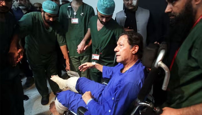 عمران خان اپنی ٹانگ دھو سکتے ہیں اور ہلکا وزن ڈال سکتے ہیں جب کہ وہ سفر بھی کرسکتے ہیں: ڈاکٹر خالد نیازی/ فائل فوٹو