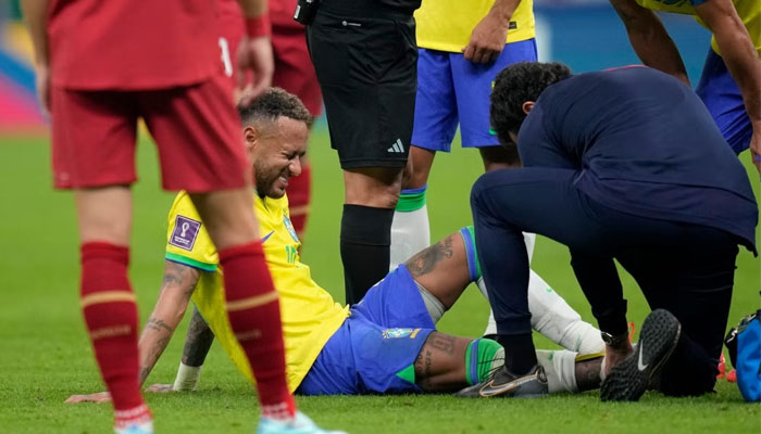 میچ کے دوران مخالف ٹیم کے کھلاڑی سے ٹکرانے پر برازیلین کھلاڑی نیمار کے پاؤں میں موچ آئی — فوٹو: گیٹی امیجز