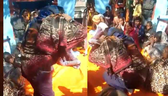 Punishment of ‘Athak Sithak’ to the person who raped the Panchayat’s girl, video goes viral