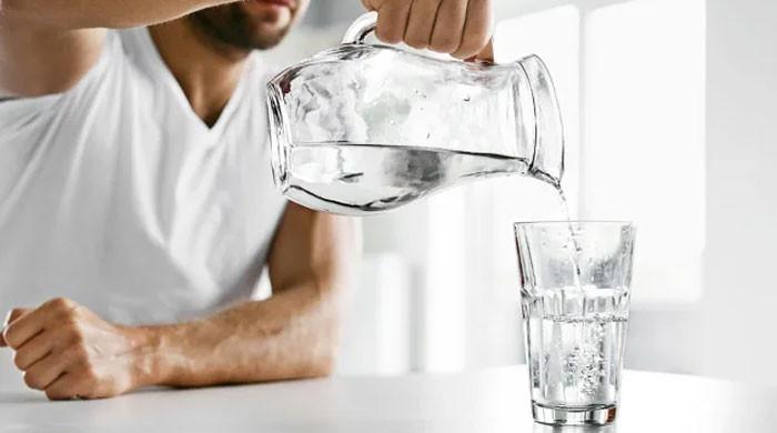 کیا روزانہ 8 گلاس پانی پینا ضروری ہے؟ تحقیق میں جواب سامنے آگیا