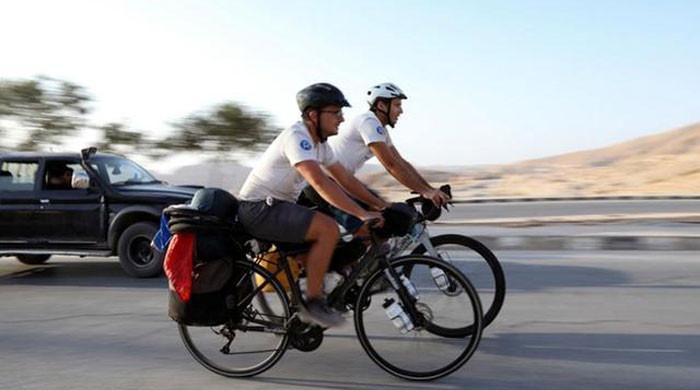 ورلڈکپ دیکھنے کیلئے سائیکل پر 3 ماہ کا سفر کرکے قطر پہنچنے والے 2 دوست