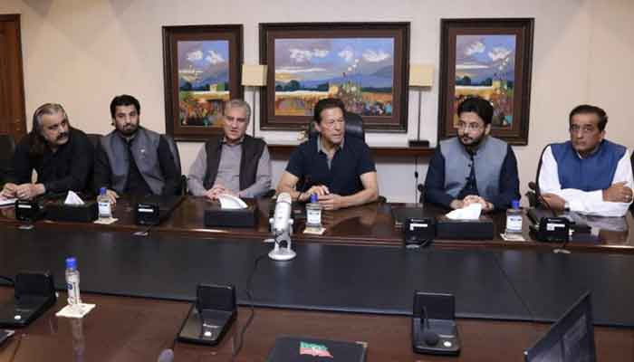 عمران خان کے زیر صدارت مشاورتی اجلاس کے شرکا کو بابر اعوان اور علی ظفر نے آئینی اور قانونی معاملات پر بریفنگ دی— فوٹو:فائل