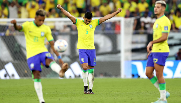 فٹبال ورلڈ کپ کے گروپ جی کے میچ میں برازیل نے سوئٹزرلینڈ کو ایک صفر سے شکست دے کر پری کوارٹر فائنل میں جگہ بنالی— فوٹو: سوشل میڈیا