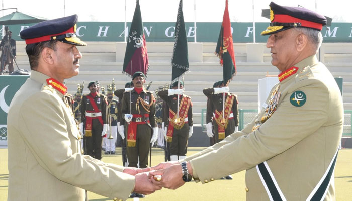 جنرل عاصم منیر آفیسرز ٹریننگ اسکول پروگرام کےذریعے پاک فوج میں شامل ہوئے اور انہوں نے پاک فوج کی فرنٹیئر فورس رجمنٹ میں کمیشن حاصل کیا: فوٹو سوشل میڈیا