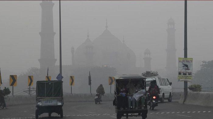 لاہور میں شدید دھند، ماہرین ماحولیات نے خطرے کی گھنٹی بجا دی 