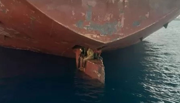 تینوں تارکین وطنوں نے 11 دن تک بحری جہاز کے نچلے حصے میں موجود اسٹیئرنگ کیلئے استعمال ہونے والے بلیڈ کے اوپر بیٹھ کر سفر کیا — فوٹو: سلوا
