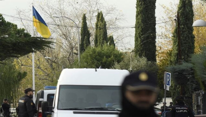 لیٹر بم کو اسکین نہیں کیا گیا تھا، خط کھولتے ہوئے دھماکے سے سفارت خانے کا ملازم معمولی زخمی ہوا: ہسپانوی پولیس — فوٹو: اے ایف پی