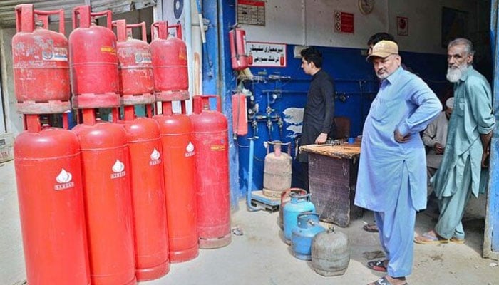 The price of LPG has been increased by Rs 11 79 paise per kg, after which the new price of LPG is Rs 215 95 paise per kg: Notification / File photo