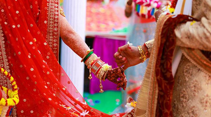 بھارت: دلہا نے سب کے سامنے بوسہ کیوں دیا؟ دلہن نے شادی ختم کرکے پولیس بلالی