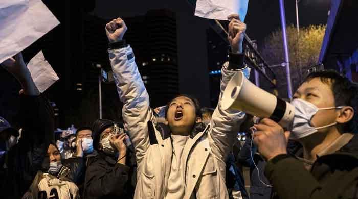 بڑے پیمانے پر عوامی احتجاج کے بعد چین کا صفر کووڈ پالیسی میں نرمی کا اشارہ