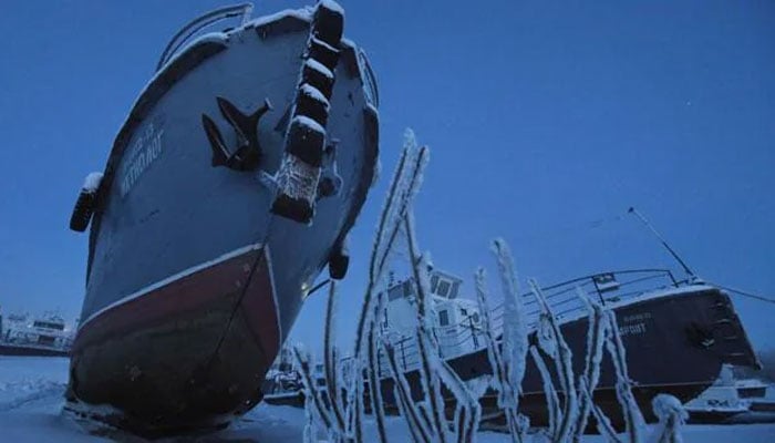 This is what happens to ships after the river freezes / Reuters photo