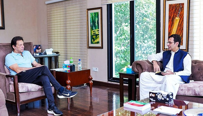 عمران خان اور مونس کے درمیان ملاقات ڈیڑھ گھنٹہ جاری رہی: ذرائع— فوٹو: فائل