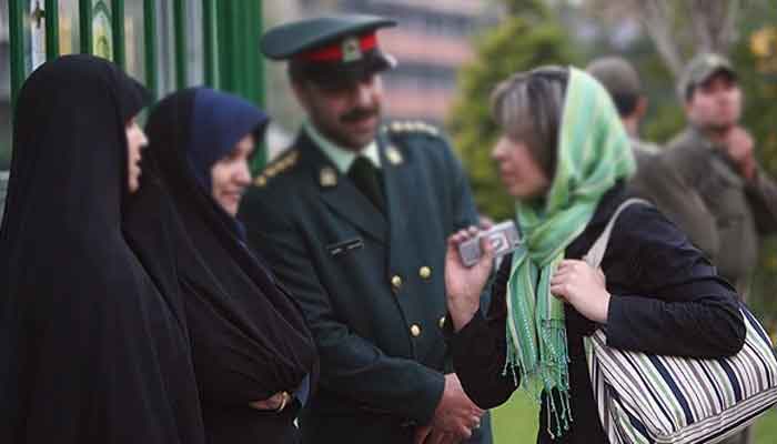 ایران میں اخلاقیات پولیس گشت ارشاد سابق صدر احمدی نژاد نے قائم کی تھی۔ فوٹو فائل