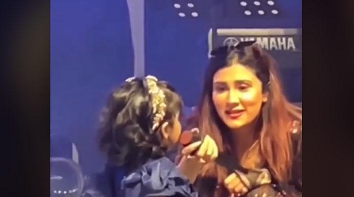 پسوڑی گانے پر  بھارتی گلوکارہ  کے سُر سے سُر ملاتی ننھی بچی کی ویڈیو وائرل