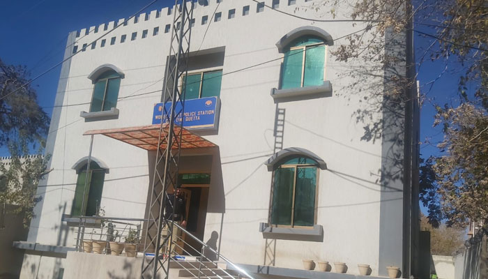 پولیس اسٹیشن کی عمارت کا افتتاح سابق انسپکٹر جنرل پولیس بلوچستان محسن حسن بٹ نے 23 مئی 2022 کو کیا— فوٹو: رپورٹر