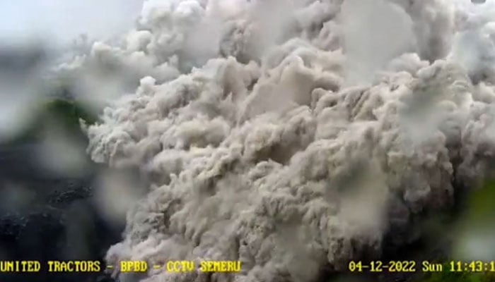 آتش فشاں پھٹنے کے بعد اس سے نکلنے والی راکھ 50 ہزار فٹ کی بلندی تک گئی— فوٹو: انڈونیشین میڈیا