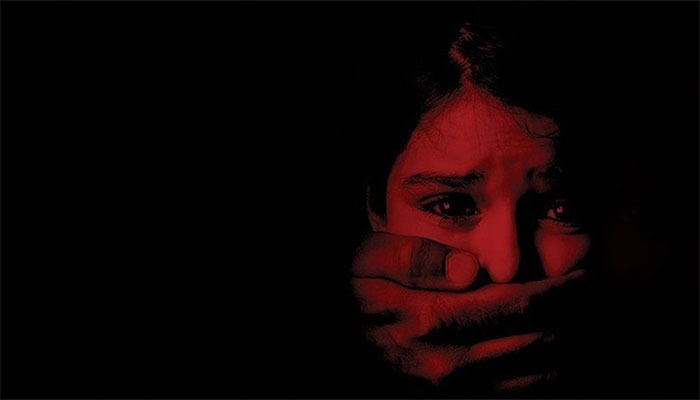 جناح اسپتال میں 12 سال کی بچی کی لاش لائی گئی ہے جس سے زیادتی کی تصدیق ہوگئی ہے— فوٹو: فائل