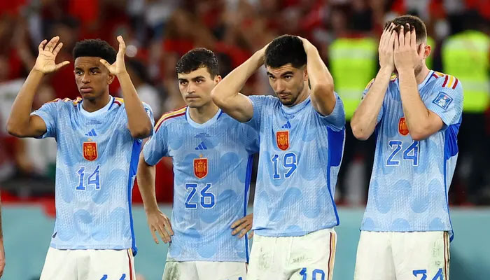 اسپین کی ٹیم ابتدائی تینوں پینالٹی ککس پر گول کرنے میں ناکام رہی ۔—فوٹو: سوشل میڈیا