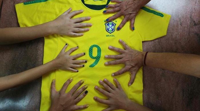 ورلڈکپ میں برازیل کی کامیابی کا خواہشمند خاندان جس کے ہر فرد کے ہاتھ میں 6 انگلیاں ہیں