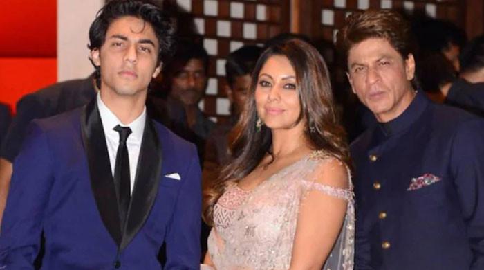 آریان خان کی بطور رائٹر فلمی دنیا میں انٹری، شاہ رخ اور گوری کا ردعمل  