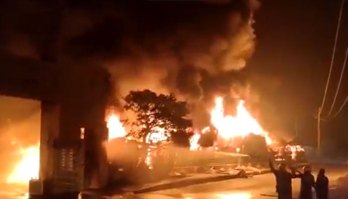 آگ لنڈا سیکشن کی دکانوں میں لگی جس کے نتیجے میں کئی دکانیں جل گئیں— فوٹو: اسکرین گریب