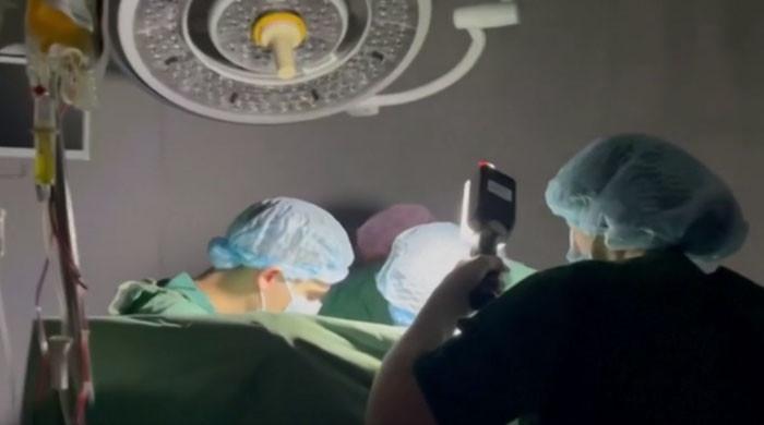 یوکرین: میزائل حملوں سے تاریکی میں ڈوبے اسپتال میں ٹارچ کی روشنی میں کامیاب اوپن ہارٹ سرجری